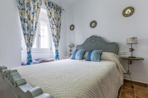 6 bedrooms, iron/ironing board, WiFi, bed sheets