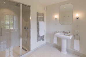 Chambre, non-fumeurs (Pessac Léognan) | Salle de bain | Articles de toilette gratuits, sèche-cheveux, peignoirs, chaussons