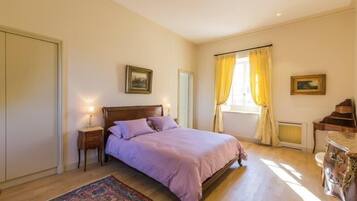 Room, Non Smoking (Saint Emilion) | Premium bedding, individually decorated, individually furnished, desk