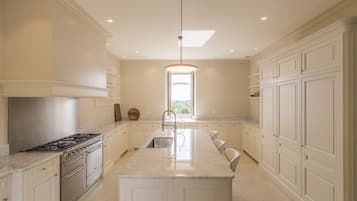 Full-size fridge, microwave, oven, stovetop