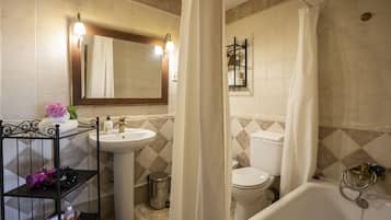 Een bad, een haardroger, een bidet, handdoeken