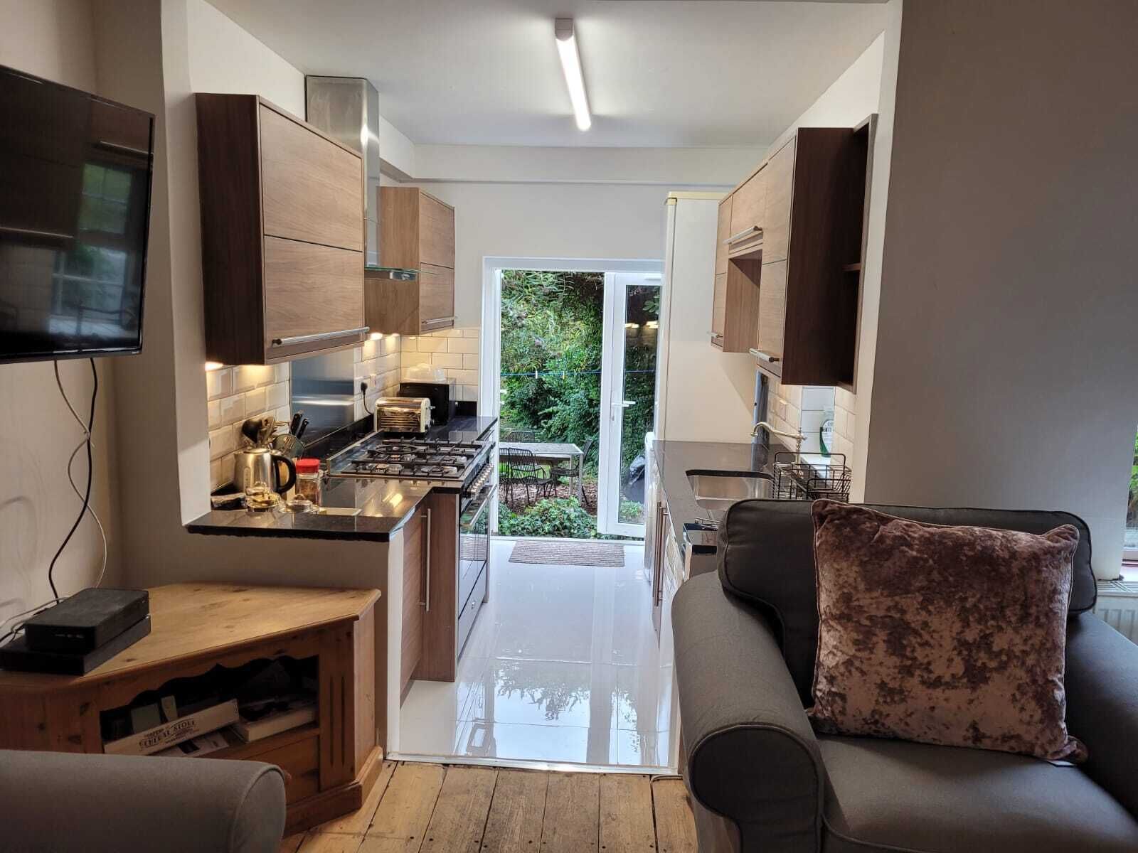 MAIDENHEAD HOUSE, 3 bedrooms, garden, free parking, near town centre, sleeps 4