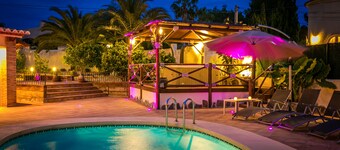 A modern detached five-bedroom villa with pool and jacuzzi - Sleeps up to 14