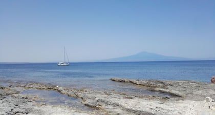Baie de Brucoli, détente dans la villa, confort total. Vue sur le golfe et le volcan Etna.