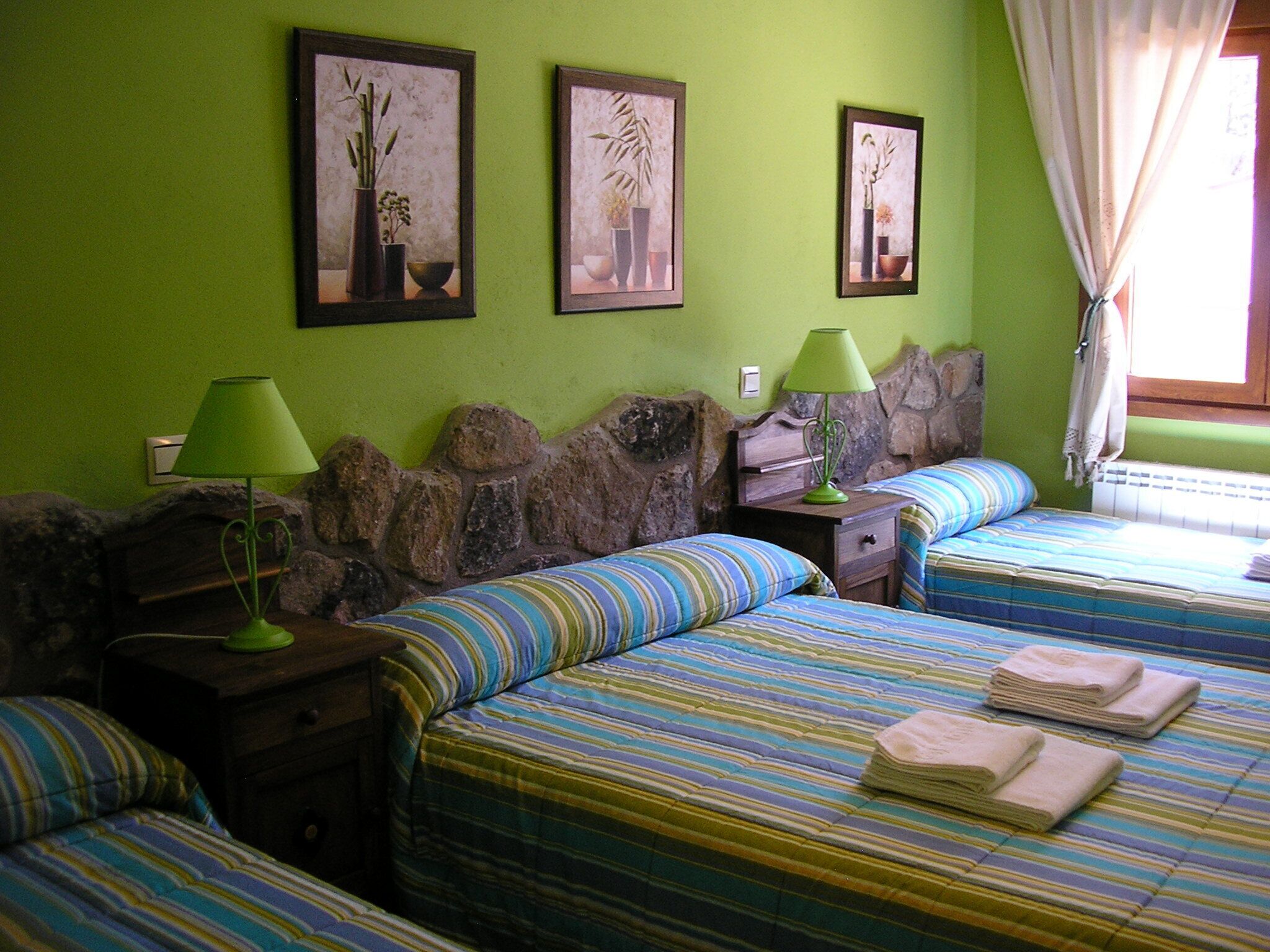 Large country houses near Madrid, for groups of 20 to 27 people, swimming pool