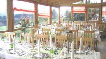 Se sirven cenas y cocina regional