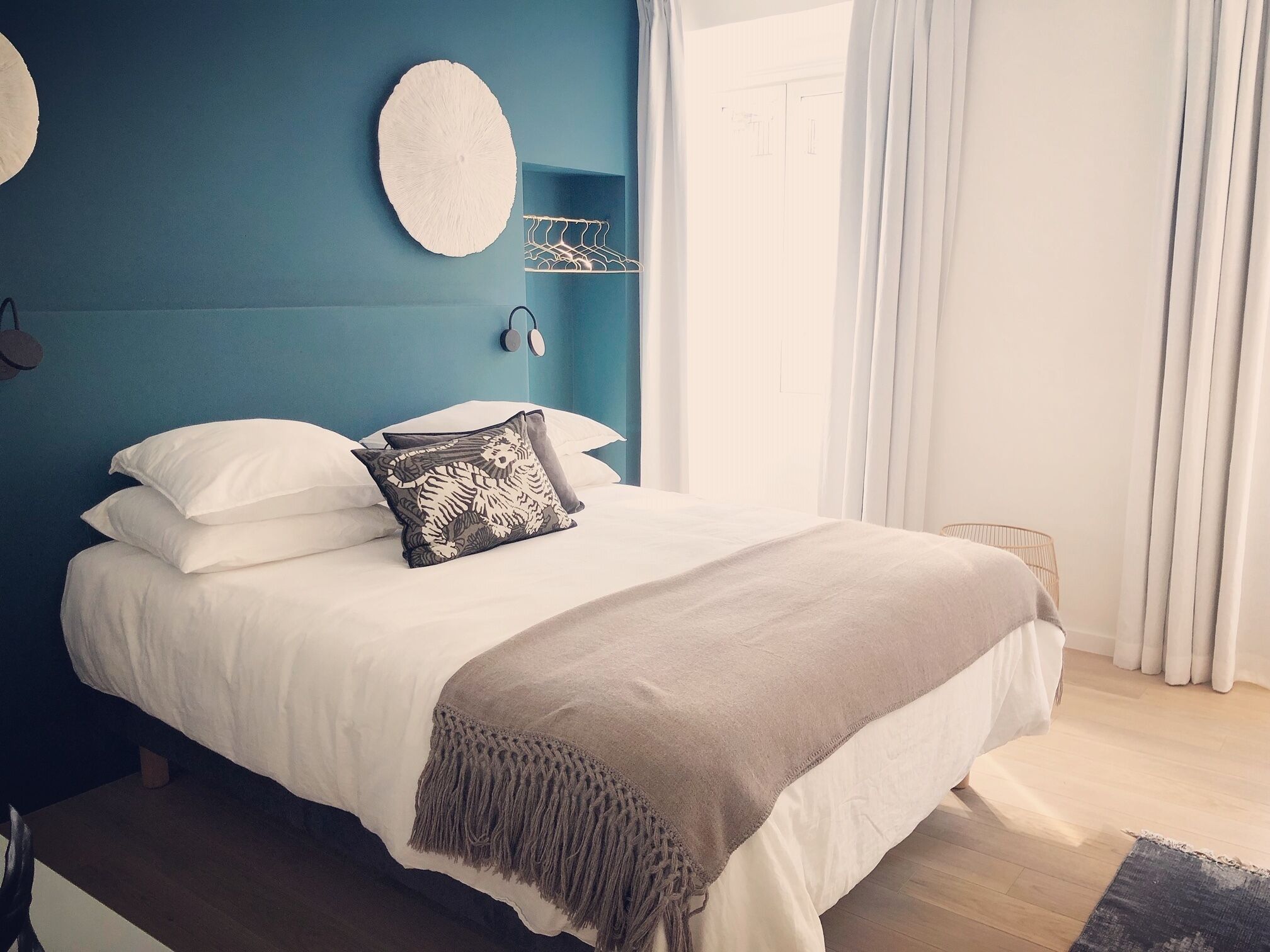 2 chambres, bureau, fer et planche à repasser, lit parapluie