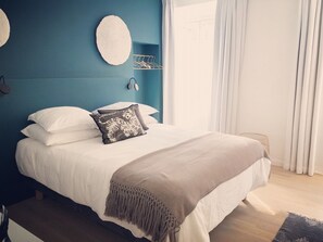 2 dormitorios, escritorio, tabla de planchar con plancha y cuna de viaje