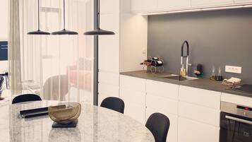 KĂŒhlschrank, Mikrowelle, Ofen, Herdplatte