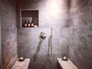 Dusche, Haartrockner, Handtücher