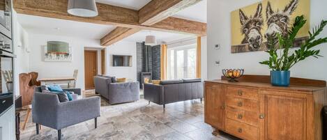 Televisión y chimenea