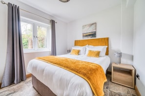 3 chambres, bureau, fer et planche à repasser, lit de bébé portatif