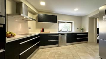 Een koelkast, een microgolfoven, een oven, een vaatwasser