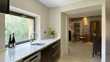 Een koelkast, een magnetron, een oven, een vaatwasser