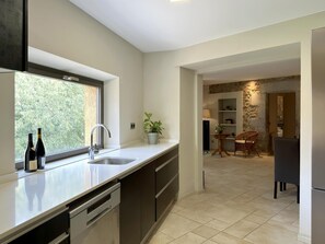 Een koelkast, een magnetron, een oven, een vaatwasser