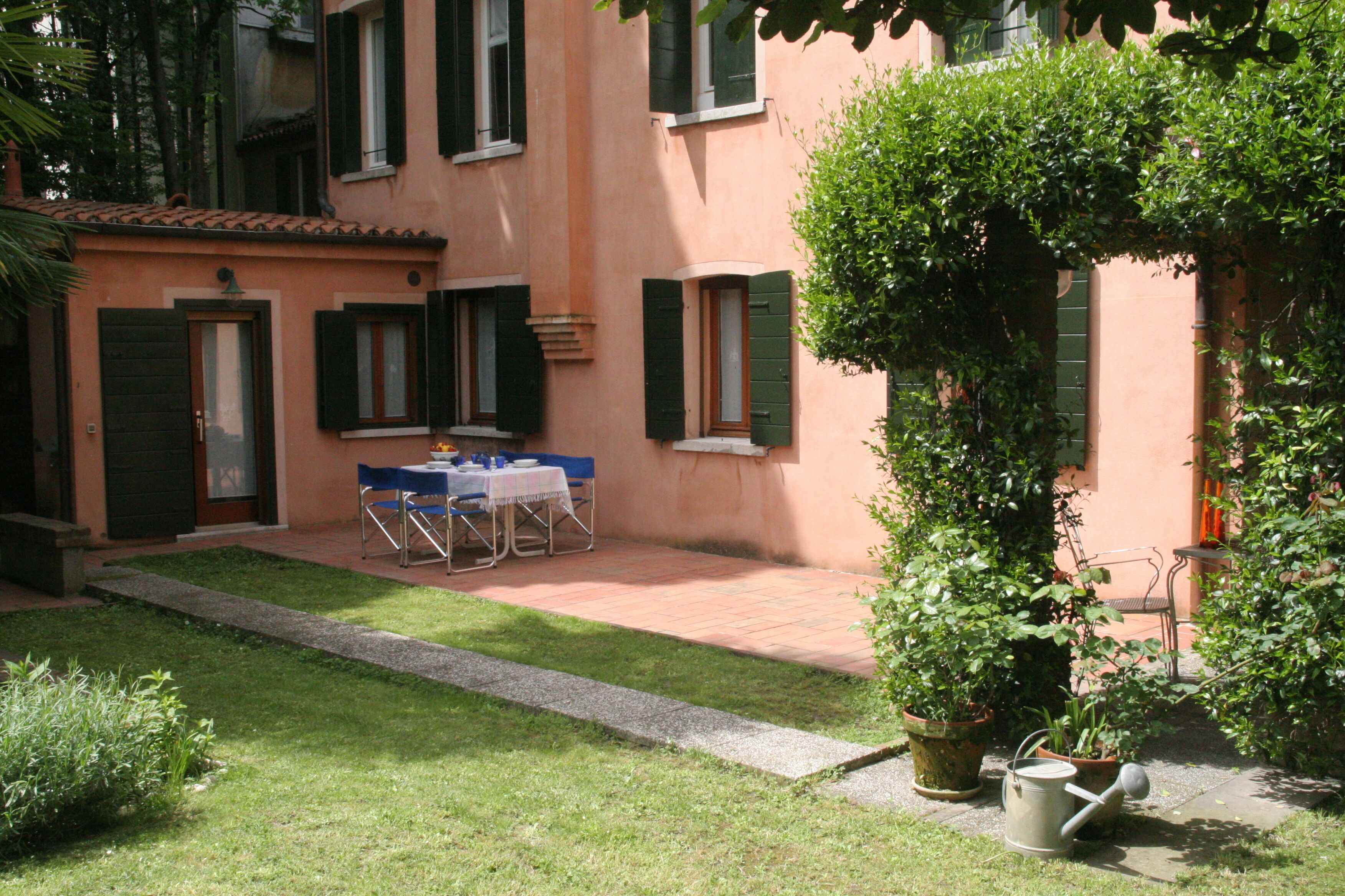 Three minutes from S. station Lucia with lovely garden, suitable for families