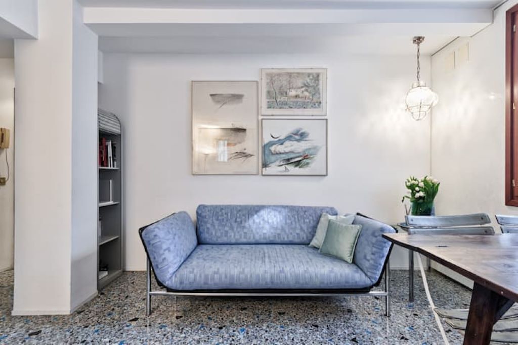 Three minutes from S. station Lucia with lovely garden, suitable for families