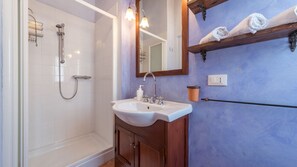 Douche, bidet, serviettes fournies