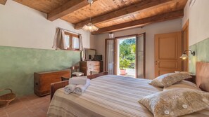 5 bedrooms, iron/ironing board, free WiFi, bed sheets