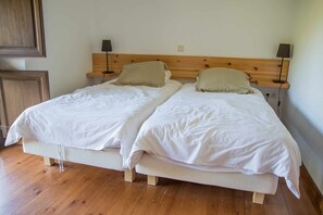 2 habitaciones, tabla de planchar con plancha y cuna de viaje