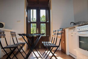 Micro-ondes, four, lave-vaisselle, grille-pain