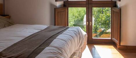 2 bedrooms, iron/ironing board, travel cot, free WiFi