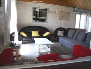 Fernseher, DVD-Player, Tischfußball, Tischtennisplatte