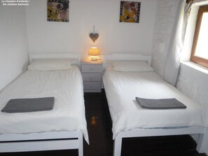 4 bedrooms, iron/ironing board, free WiFi, bed sheets