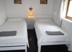 4 bedrooms, iron/ironing board, free WiFi, bed sheets
