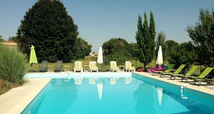 La Galerie 8 Sleeps 2 bathrooms  Wifi parking L-shaped Summer swimming-pool 