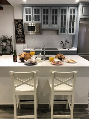 Kühlschrank, Mikrowelle, Ofen, Herdplatte