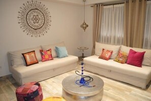 Una televisión, una chimenea, videojuegos, un futbolín