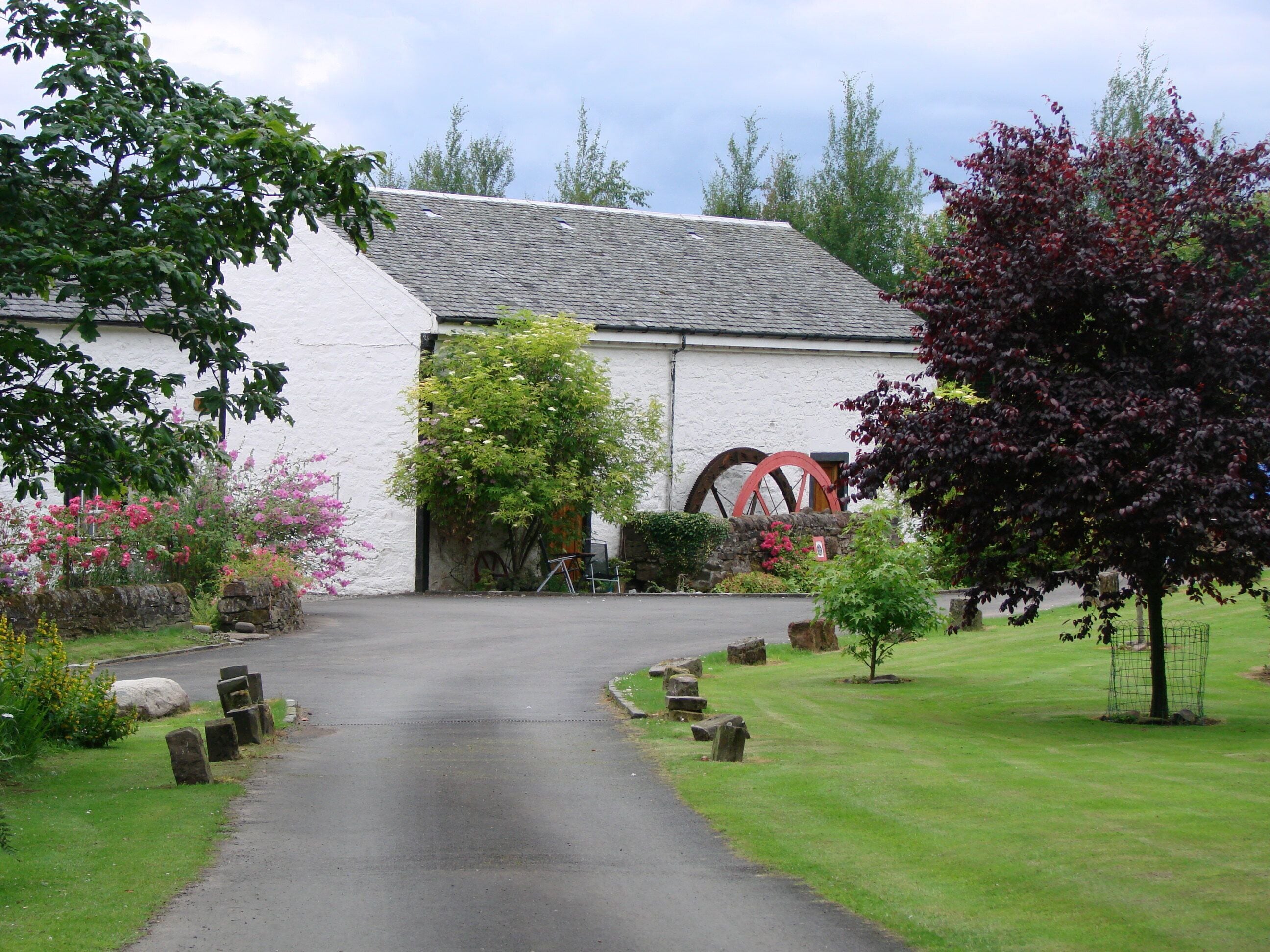 Peaceful relaxing cottages for 6 in stunning Loch Lomond setting - unique site.