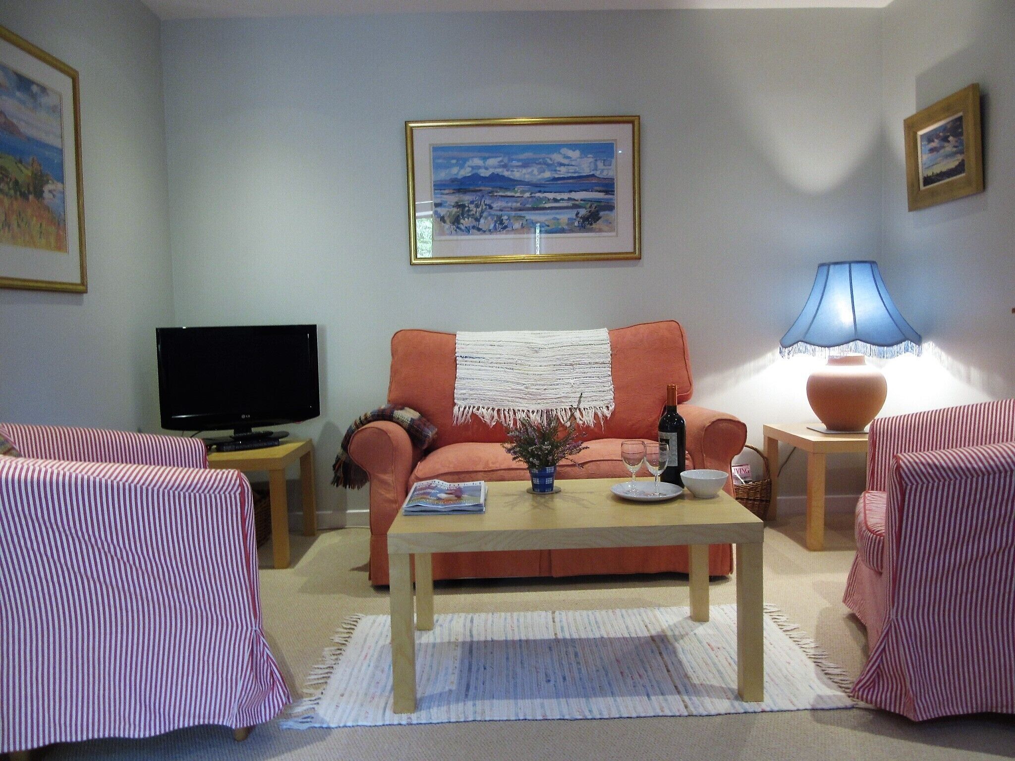 Peaceful relaxing cottages for 6 in stunning Loch Lomond setting - unique site.