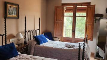 5 slaapkamers, een strijkplank/strijkijzer, gratis wifi, beddengoed