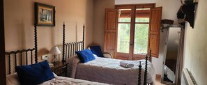 5 bedrooms, iron/ironing board, free WiFi, bed sheets