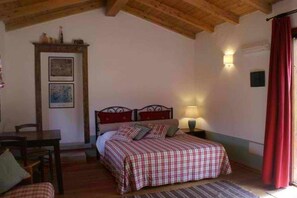 1 Schlafzimmer, Reisekinderbett, kostenloses WLAN, Bettwäsche