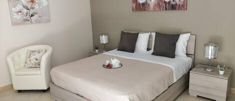 3 chambres, bureau, fer et planche à repasser, lit parapluie