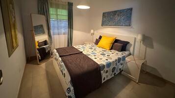 1 dormitorio, tabla de planchar con plancha, wifi y ropa de cama