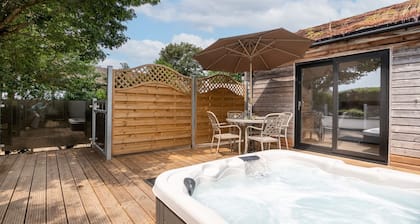 Somerset Lodge - sleeps 4/5 with private hot tub