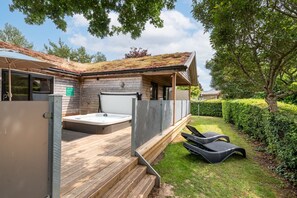 Bañera de hidromasaje al aire libre