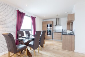 Fridge, microwave, oven, stovetop - Stylish penthouse suite (Edinburgh)