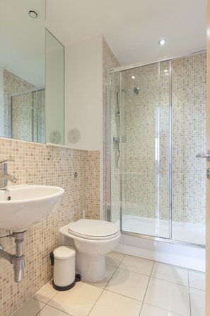 Ensemble baignoire-douche, séchoir à cheveux, serviettes fournies