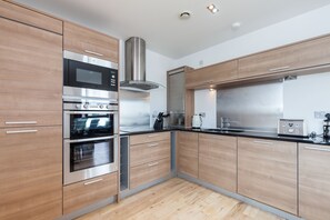 Fridge, microwave, oven, stovetop - Stylish penthouse suite (Edinburgh)
