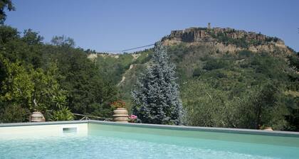 villa avec piscine à civita di bagnoregio