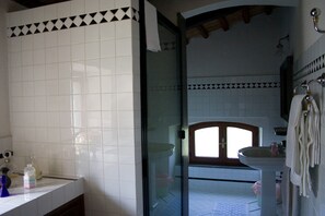 Dusche, Haartrockner, Bidet, Handtücher