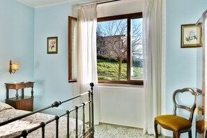 3 habitaciones, tabla de planchar con plancha y cuna de viaje
