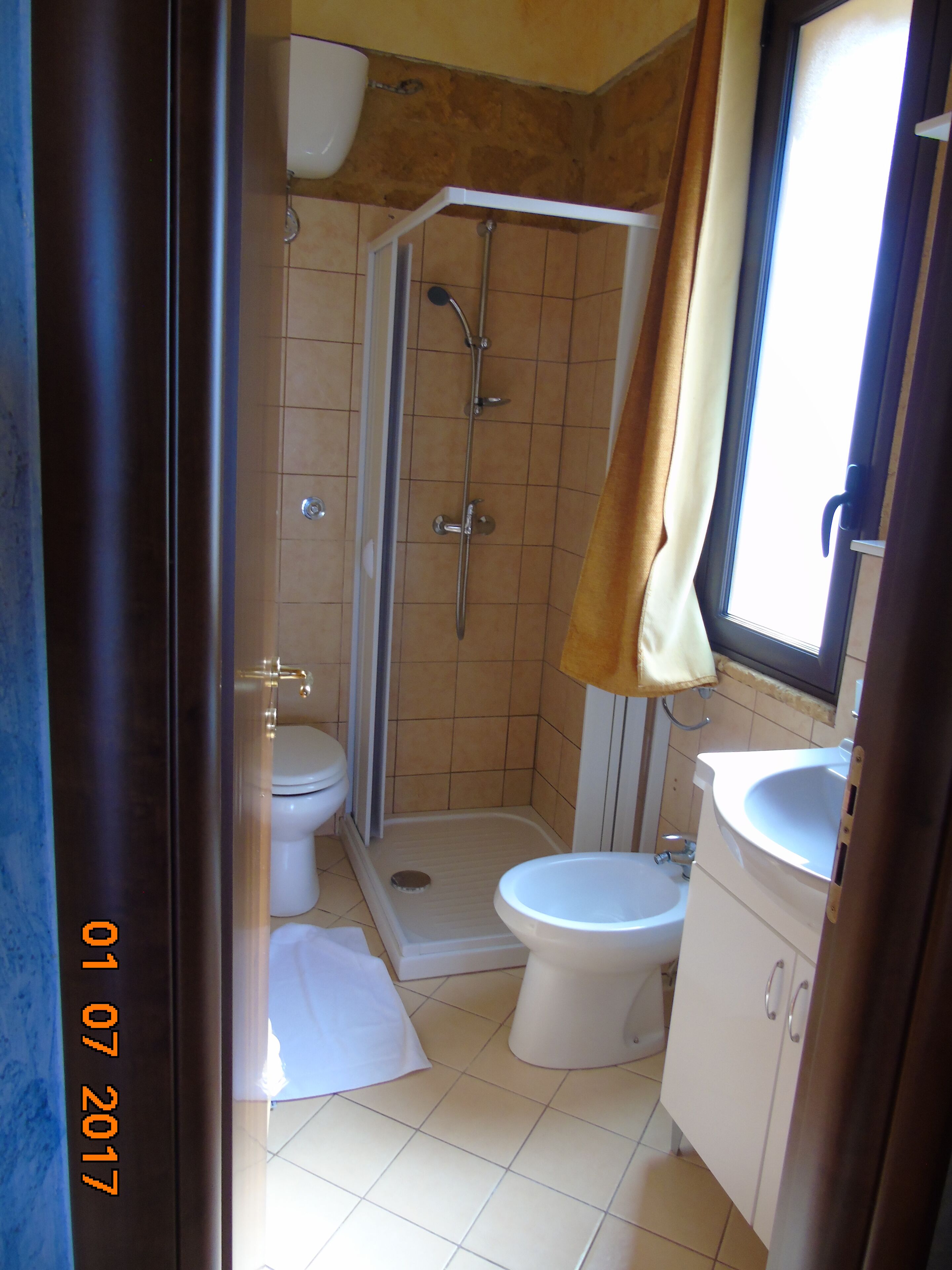 Douche, sèche-cheveux, bidet, serviettes fournies
