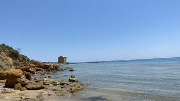 Sulla spiaggia, lettini da mare