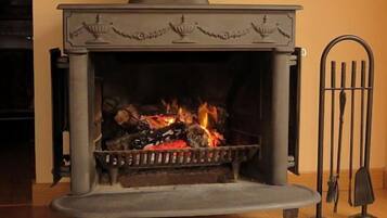 Un poêle à bois doté d’un dessus décoratif et d’une grille en métal.